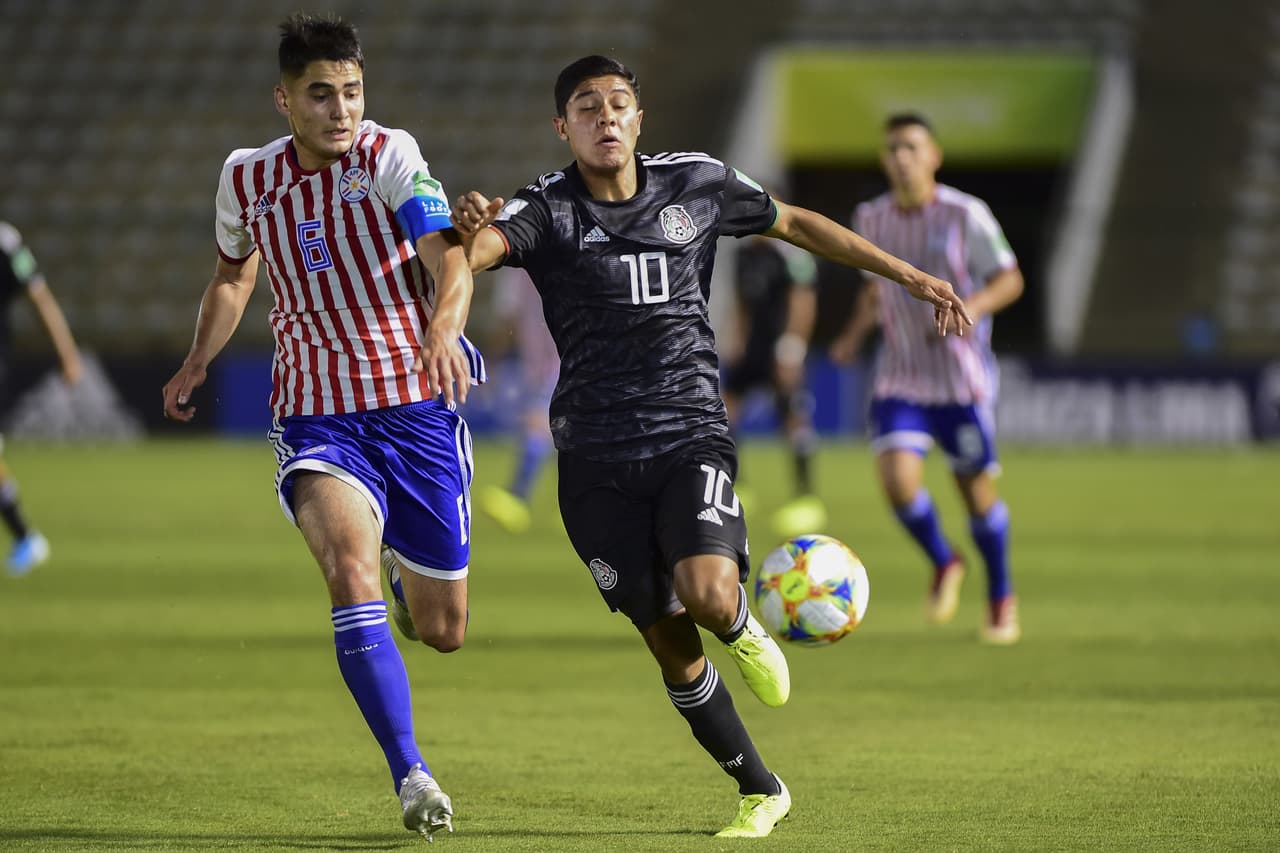 Luna intentó volver a marcar luego de que le anular su gol, pero no lo consiguió.