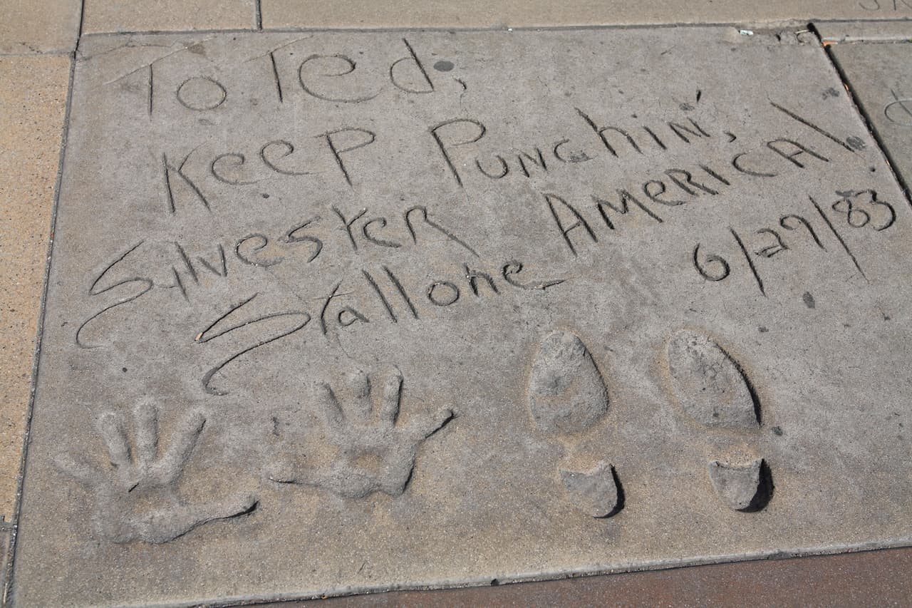 Sylvester Stallone, quien
<b><a href="https://www.univision.com/shows/despierta-america/sylvester-stallone-mostro-su-fuerza-y-buen-sentido-del-humor-asi-como-su-lado-tierno-en-despierta-america-fotos" target="_blank"> dio vida al emblemático boxeador </a></b>del cine, también dejó sus huellas en el Teatro Chino. Lo hizo el 29 de junio de 1983, cuando ya habían sido estrenadas las tres primeras cintas de la saga de 'Rocky' que lo hicieron famoso.