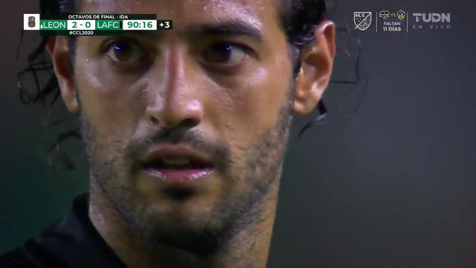 Tiro desviado de Carlos Vela