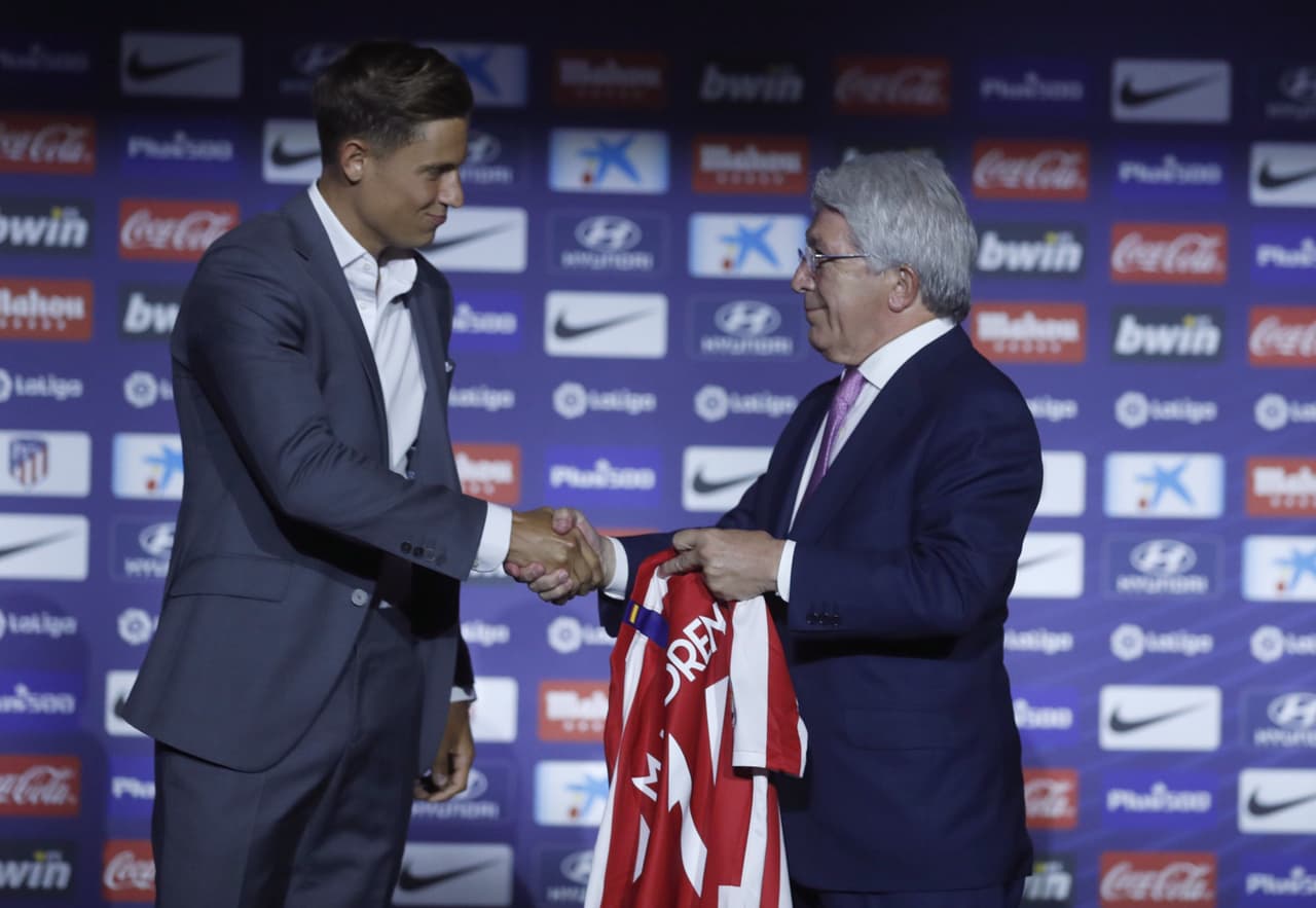 Así mismo, tuvo tiempo para echarle flores a su nuevo entrenador, Diego Pablo Simeone: "poco puedo deciros del Cholo que no sepáis. Es un grandísimo entrenador, con una capacidad enorme para transmitir su juego. Estoy encantado de ponerme a sus órdenes y aprender todo de él y en cuanto saltó el interés del club por mí no dudé en venir".