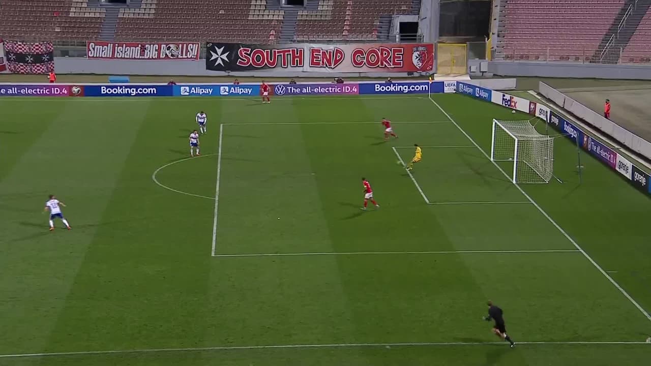 ¡GOL!  anota para Rusia. Alexander Sobolev