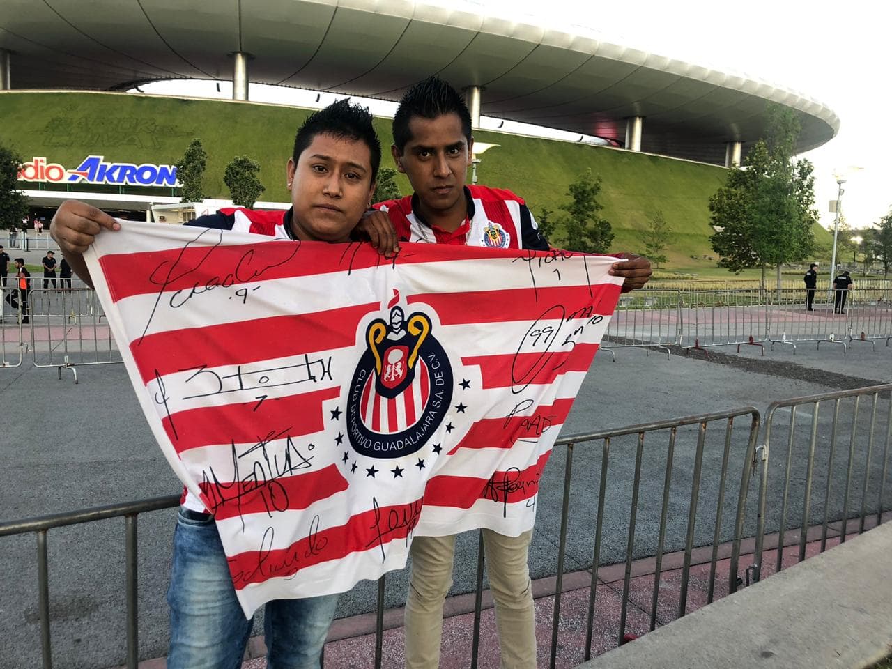 Los fanáticos de Chivas de Guadalajara se alistan en el Estadio Akron para el encuentro por la Jornada 13 del 
<a href="https://www.univision.com/deportes/futbol/liga-mx/*">Clausura 2019</a> contra Lobos BUAP.