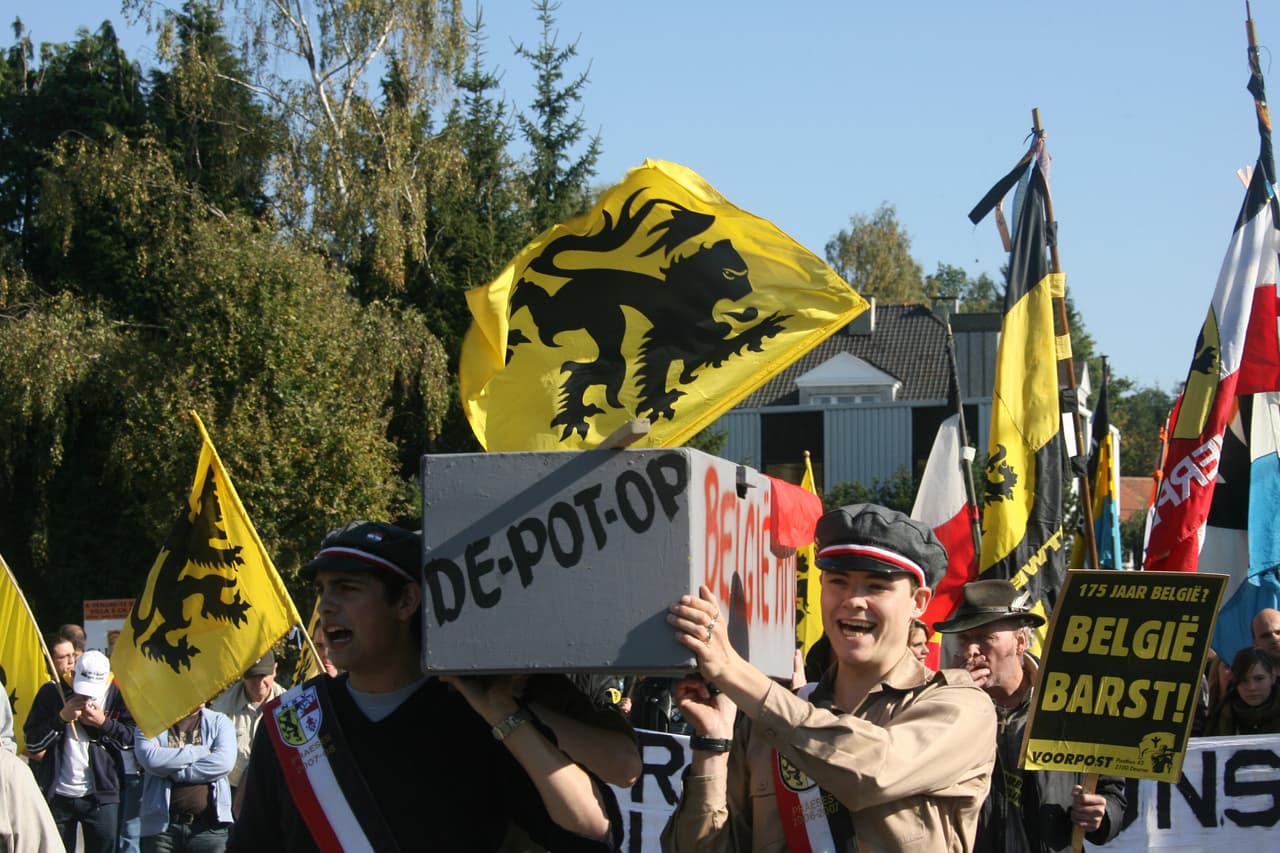 En Bélgica, el país está dividido entre los flamencos, que tienen su propia lengua (parecida al holandés) y la mayoría de habla francesa, los valones.