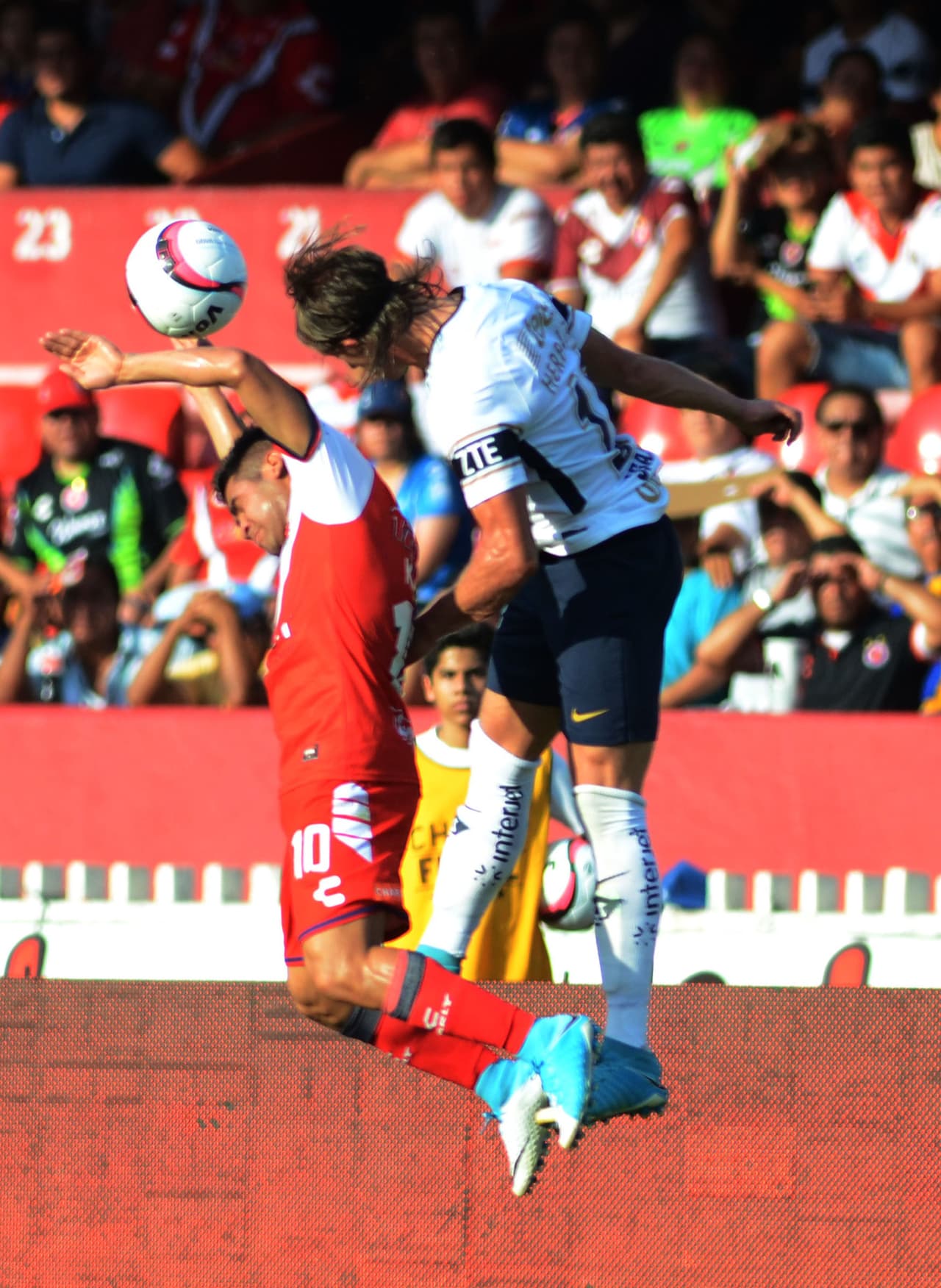 Fue tal el calor en el puerto de Veracruz que el partido debió detenerse en par de ocasiones para que los jugadores se rehidrataran.