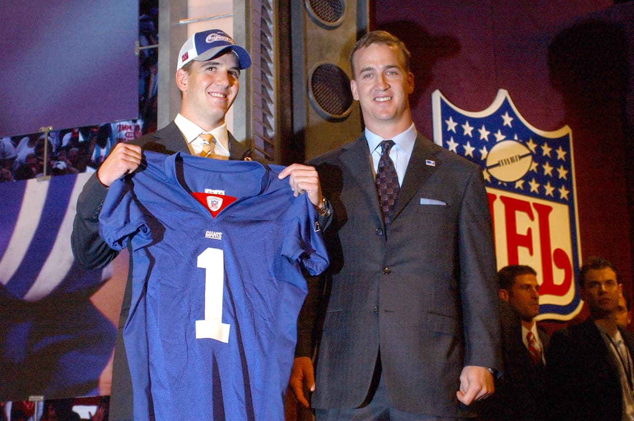 En el draft de 2004, Eli Manning se negó a jugar con los Chargers y fue cambiado a Giants donde después ganó dos Super Bowls.