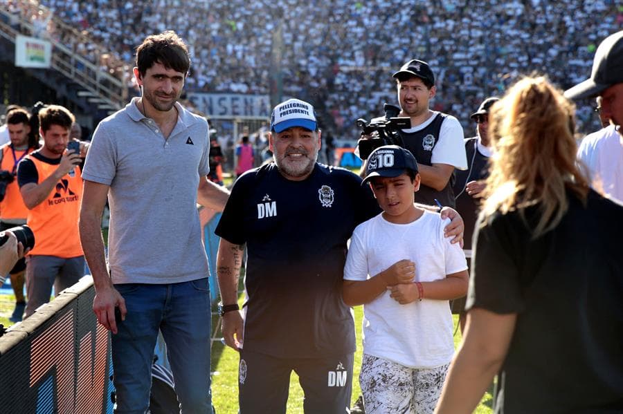 Maradona sonríe contento junto a su nieto Benjamín Agüero Maradona, en la cancha de El Bosque.
