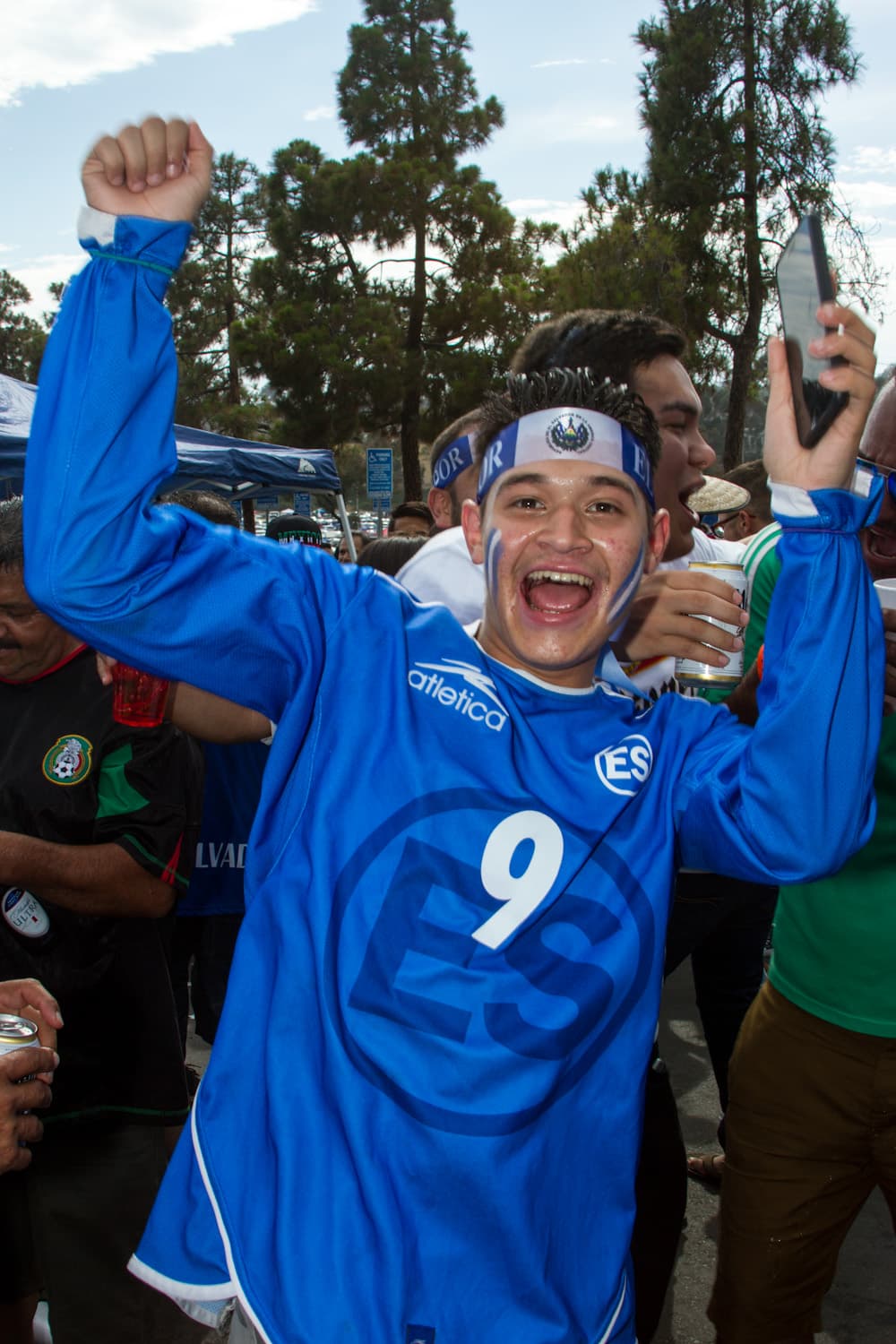 Horas antes del duelo entre México y El Salvador, los aficionados empezaron a hacer su partido en el estacionamiento del Qualcomm Stadium de San Diego, una fiesta llena de música y camaradería entre las dos naciones.