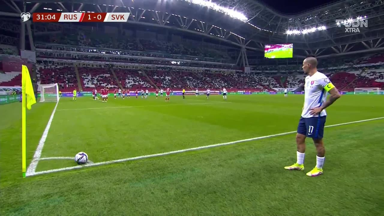 ¡TIRO ATAJADO! disparo por Dávid Hancko.