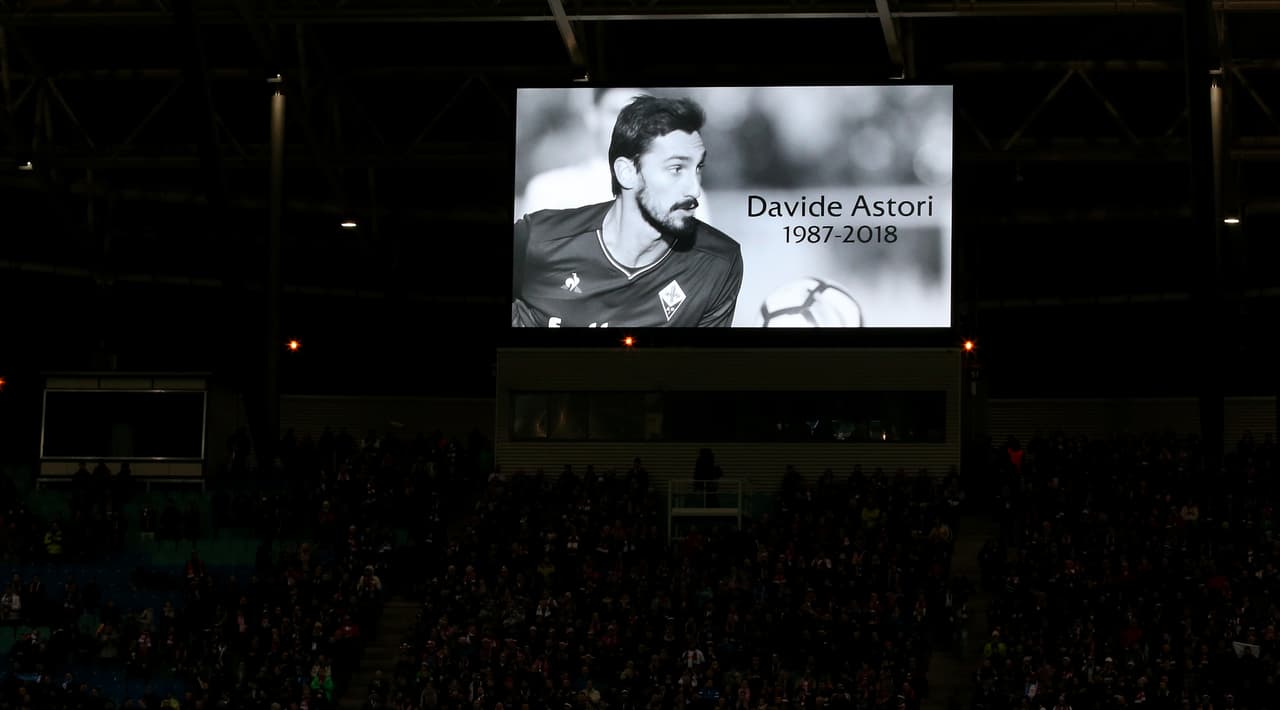 Los estadios rindieron homenaje al fallecido Davide Astori, cuya muerte sorprendió el pasado fin de semana al mundo.