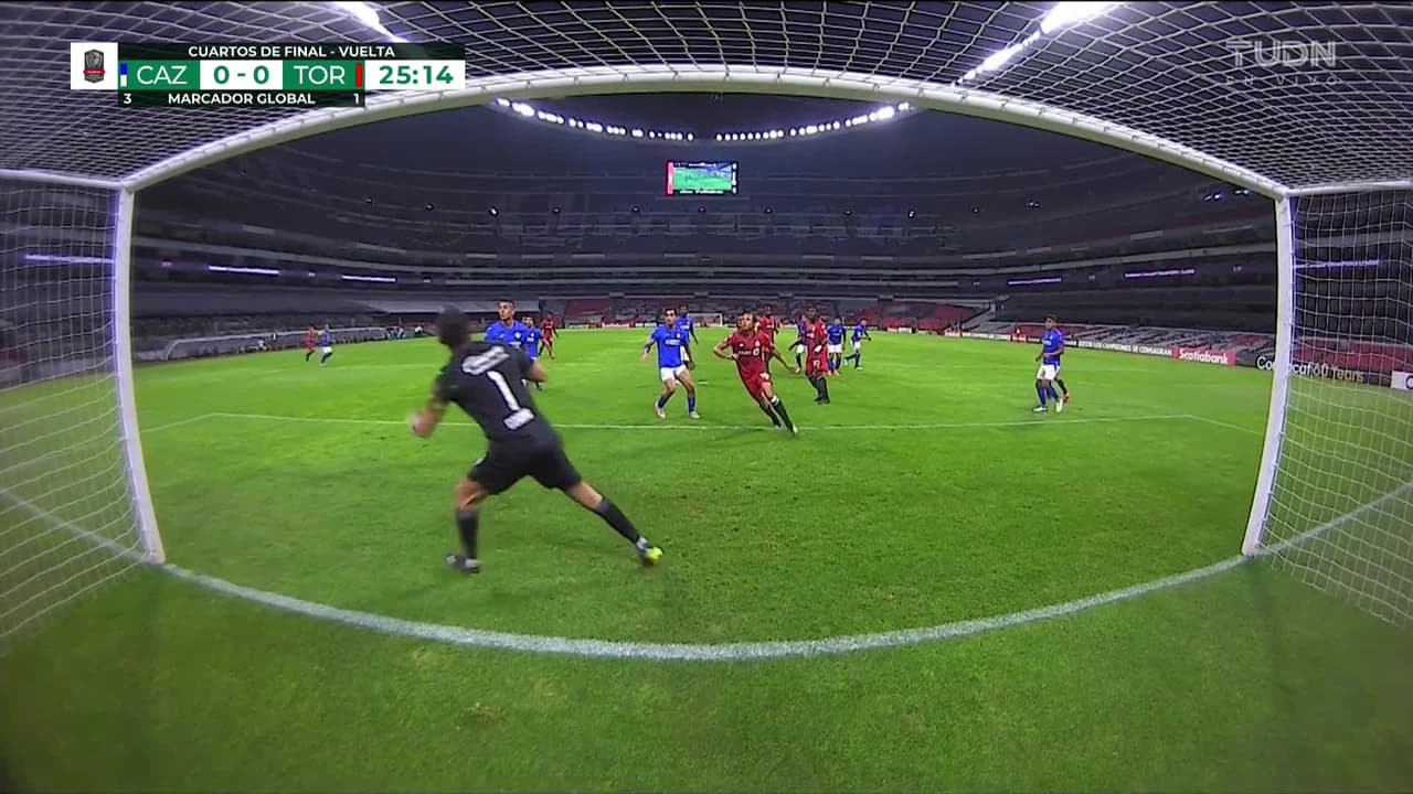 ¡CERCA! Omar González disparó que se estrella en el poste.