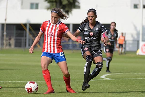 Chivas Femenil vence al Necaxa en su centenario de partidos