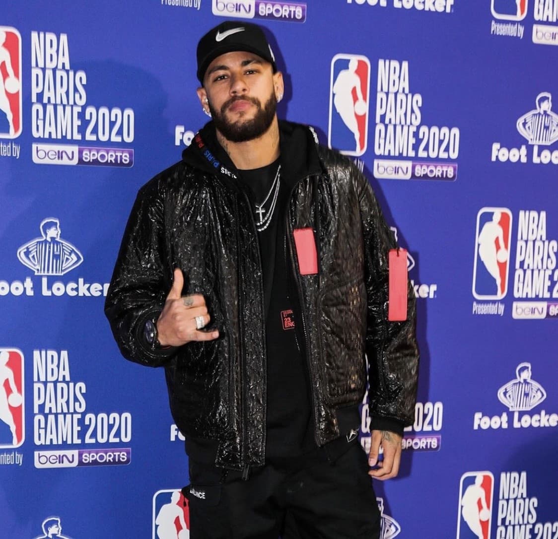 A el futbolista Neymar, siempre le ha gustado portar diamantes y que mejor manera de lucirlos que en sus cadenas, aretes, pulseras y relojes.