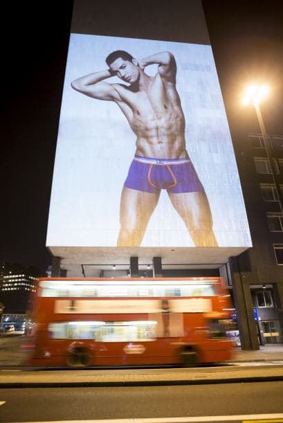 El delantero portugués lanzó su linea de ropa llamada, 'CR7 Underwear', en las principales ciudades del mundo.