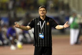 El entrenador Dragan Stojkovic metió un golazo desde su banca.