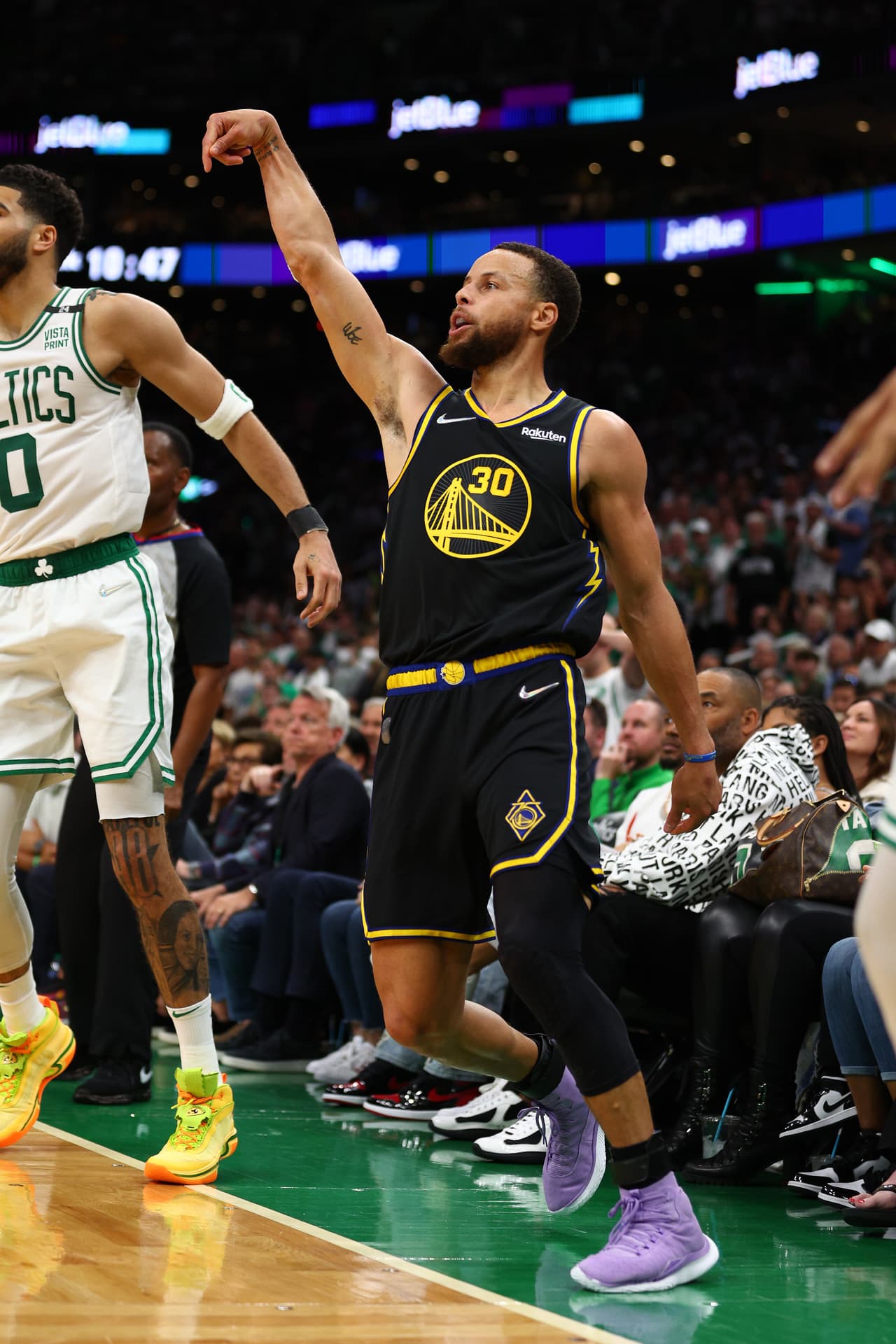 Con 43 puntos de un titánico Stephen Curry, los Golden State Warriors vencieron el viernes 107-97 en la cancha de los Boston Celtics y empataron 2-2 en las Finales de la NBA.