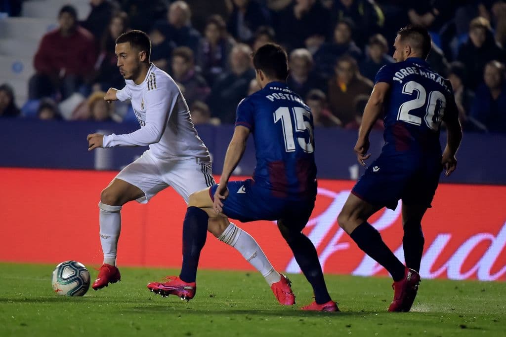 Eden Hazard aguanta el balón para que sus compañeros adelanten filas y lo acompañen en el ataque.