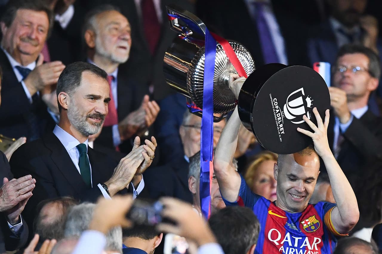 El rey Felipe de España entregó el trofeo de campeón a Andrés Iniesta.