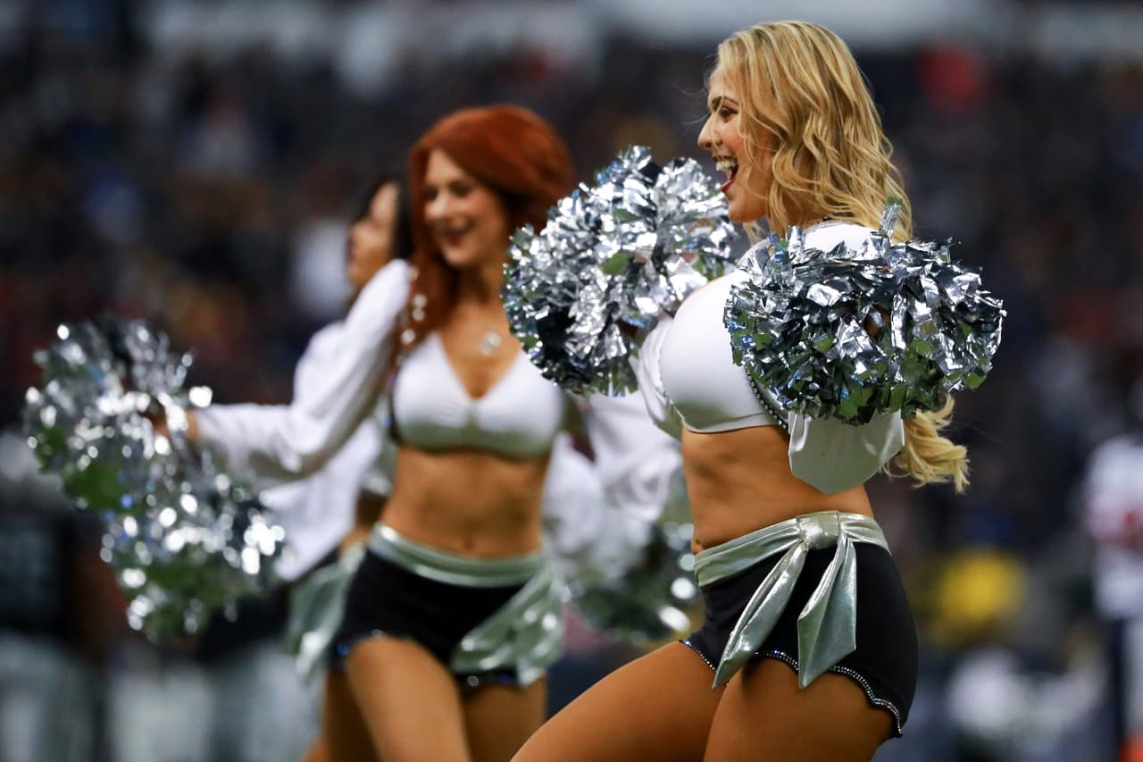 La alegría de las animadoras contagió a los asistentes en el estadio Azteca, que tradicionalmente es escenario para el fútbol 'soccer'.