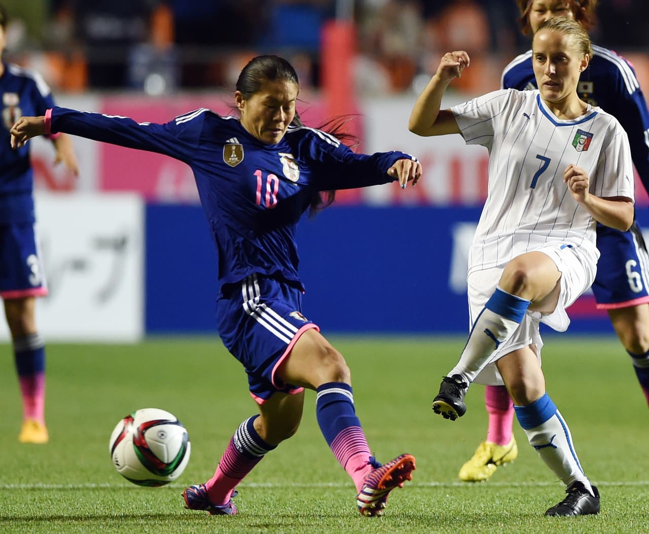 Homare Sawa (Japón) - Es un símbolo de valentía para el pueblo japonés, tras el Tsunami de 2011 que debastó gran parte del país. El triunfo en la Copa del Mundo, de ese año, lo dedicó a su gente. Fue elegida Balón de Oro de la FIFA, Balón de Oro y Bota de Oro del Mundial 2011.