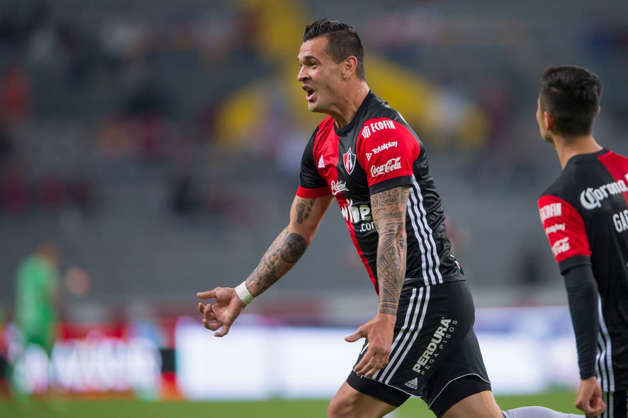 Pasados 15 minutos, el argentino Milton Caraglio se encargó de hacerlo con un remate de pierna izquierda que se coló en el primer palo del portero Barovero.