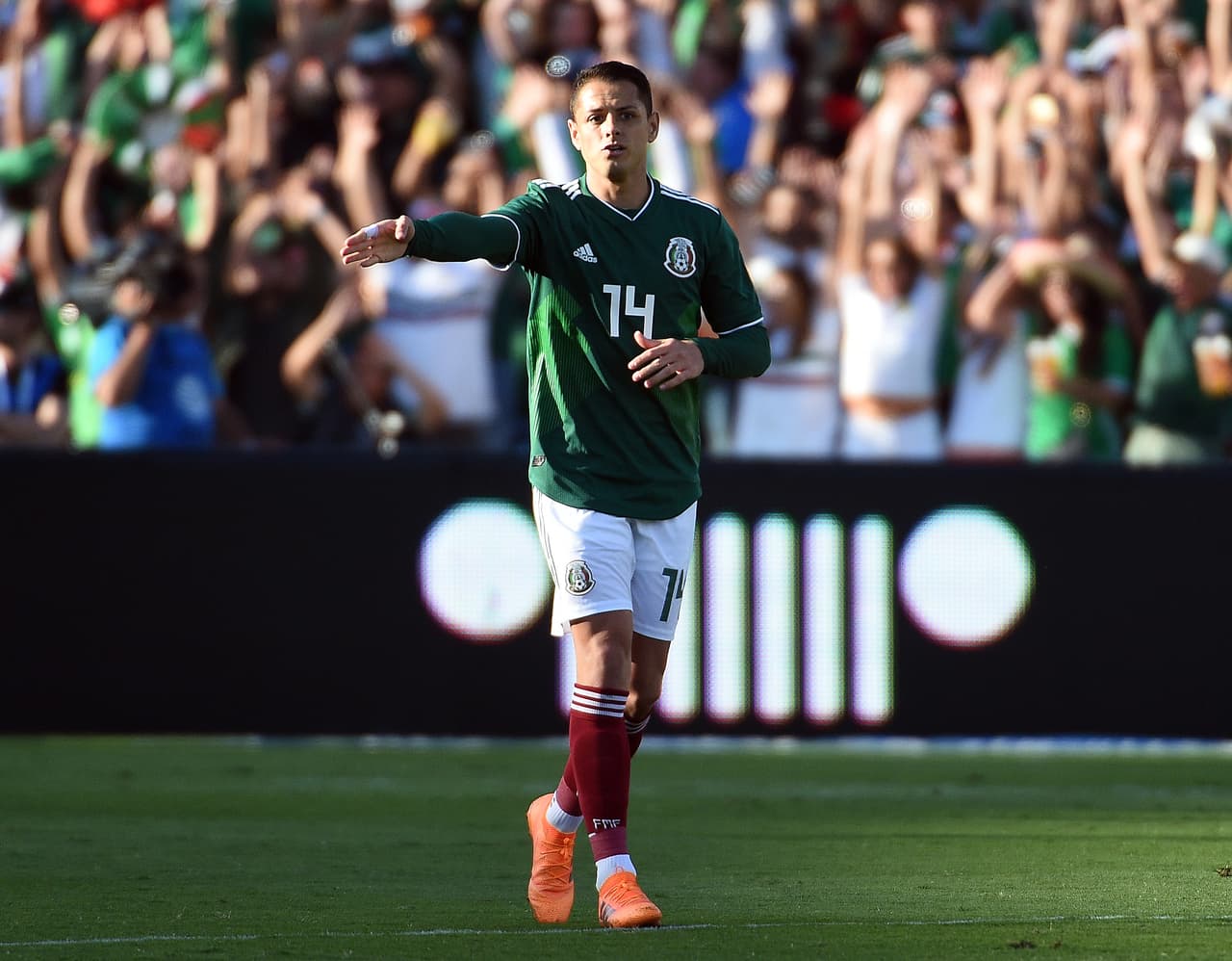 <b>Javier ‘Chicharito’ Hernández</b>: 
<b>9.6 millones de dólares</b>. Es el delantero de la Selección de México y juega con el West Ham de Inglaterra.