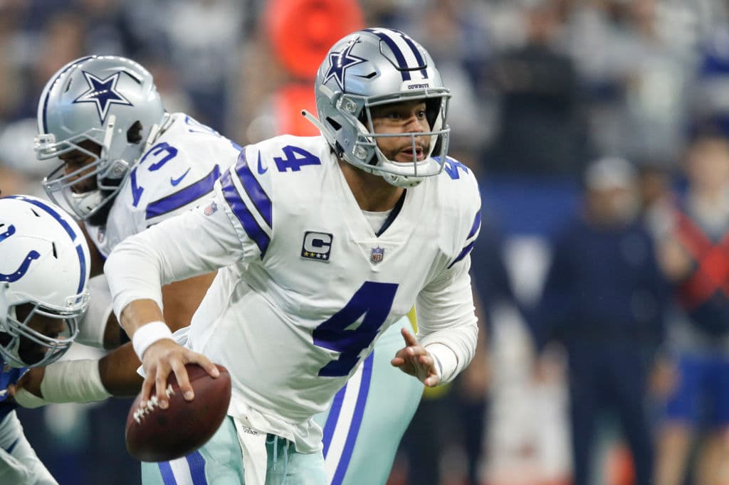 Dak Prescott tuvo una tarde aciaga, al completar 24 de 39 intentos para ganancia de 206 yardas con una intercepción. Fue capturado tres ocasiones.