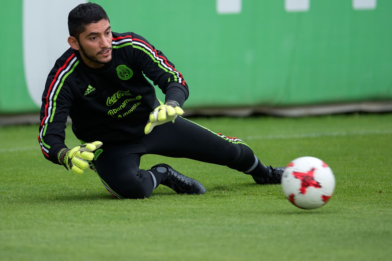 Jesús Corona, uno de los porteros elegidos para este microciclo antes de viajar a Estados Unidos, trabajó los reflejos junto a sus compañeros.