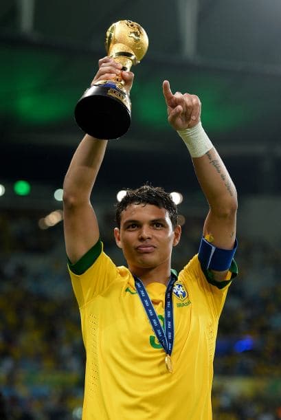 El nuevo comandante de la zaga brasileña es Thiago Silva, el futbolista que tanto pretendió el Barcelona pero decidió enfundarse la playera del París Saint-Germain. Un tipo con fuerza, altura y buena lectura de juego para iniciar las salidas, sin olvidar sus incorporaciones al frente en el juego aéreo.