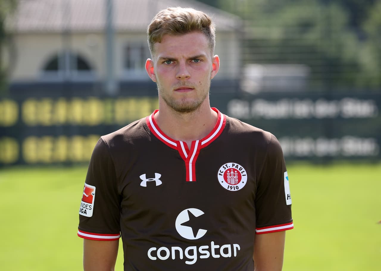 En su paso por el St. Pauli, el jugador alemán anotó un gol en 10 partidos antes de pasar al Holstein Kiel, luego de esa embarazosa situación.