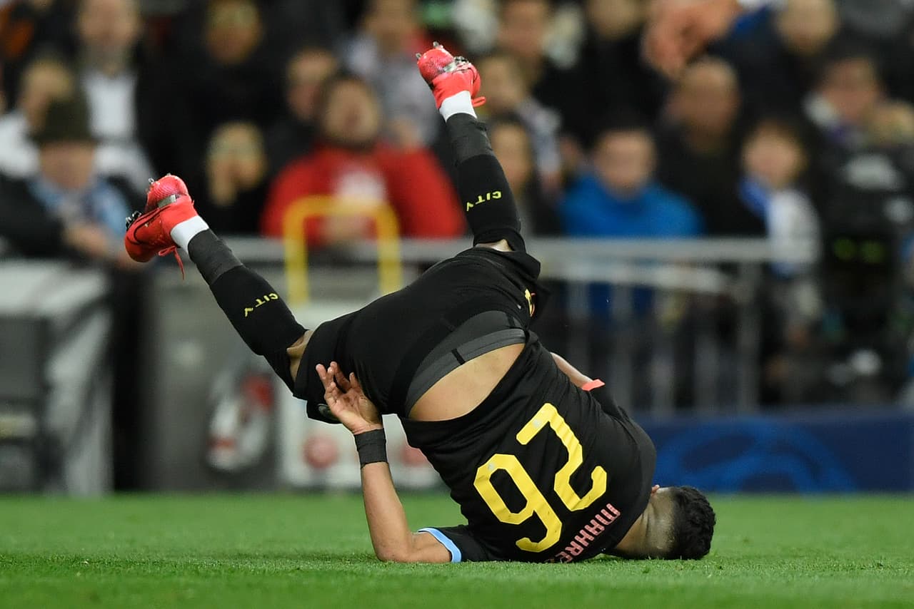 Aparatosa caída de Riyad Mahrez en el Santiago Bernabeu.