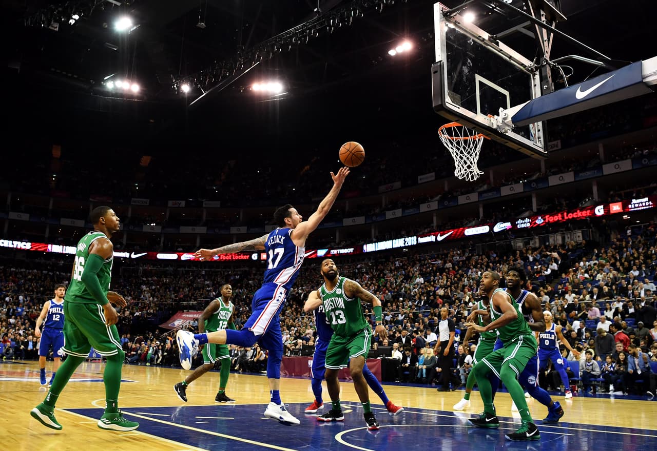 La
<b> NBA </b>fue pionera en esta moda de jugar partidos oficiales fuera de sus territorios con un juego entre Phoenix Suns y Utah Jazz en el Tokio Metropolitan Gymnasium en 1990. Uno de los más recientes fue entre Boston Cetics y Philadelphia 76ers en el O2 Arena de Londres.