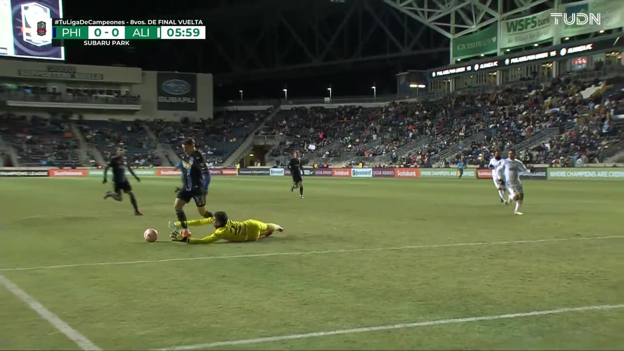 ¡Piden penalti! Gazdag cae en el área tras choque con el portero