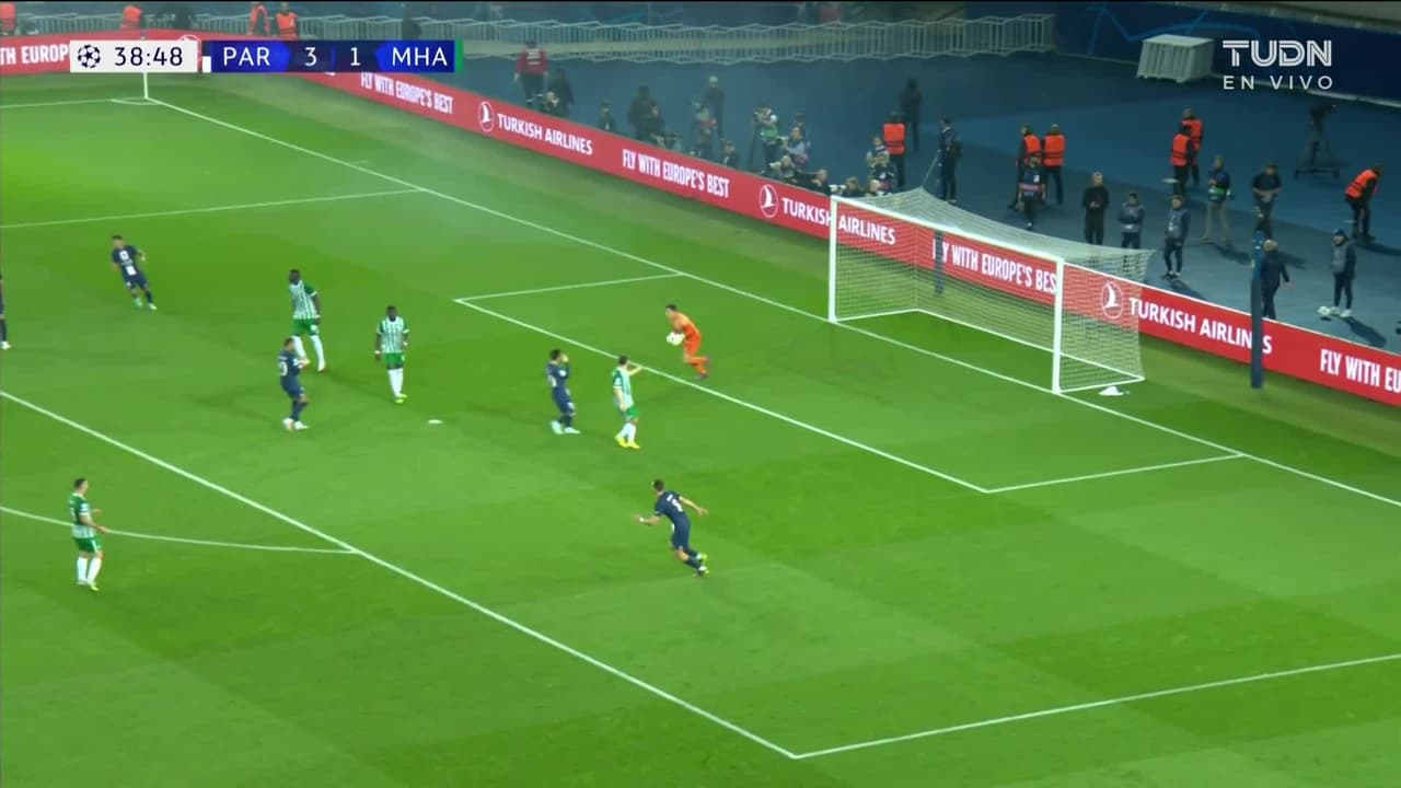 ¡TIRO ATAJADO! disparo por Kylian Mbappé.