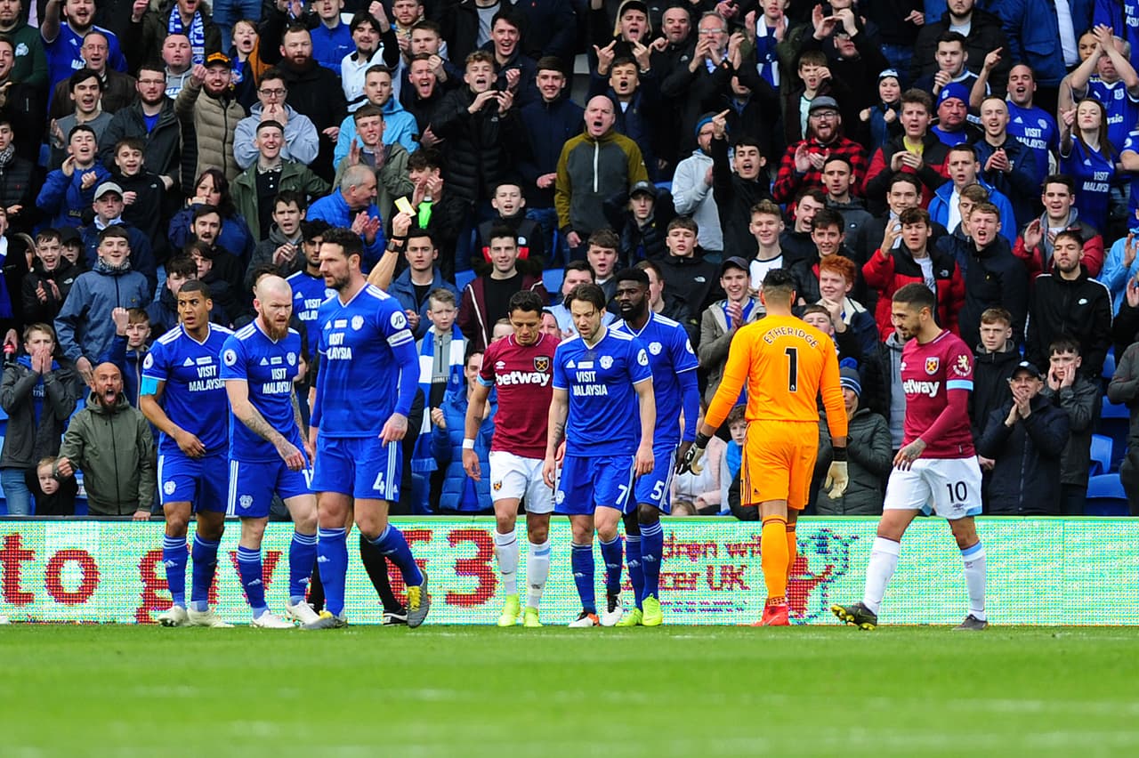 De hecho, en el minuto 36 se ganó una amonestación y jugó apercibido el resto del compromiso. Pellegrini lo dejó en cancha hasta el final.
