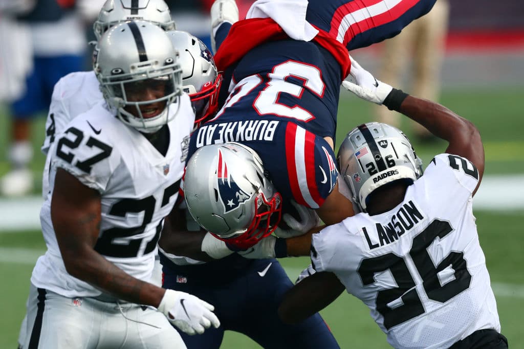 Rex Burkhead de los New England Patriots es detenido por los Raiders