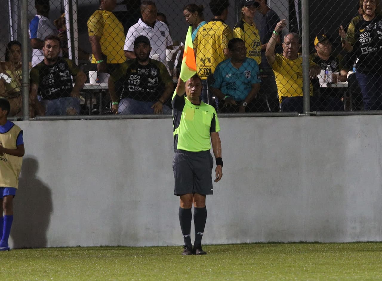 Y esta fue concedida por el juez de línea, quien sin titubear levantó el banderín para indicar que la jugada se fraguó en offside.