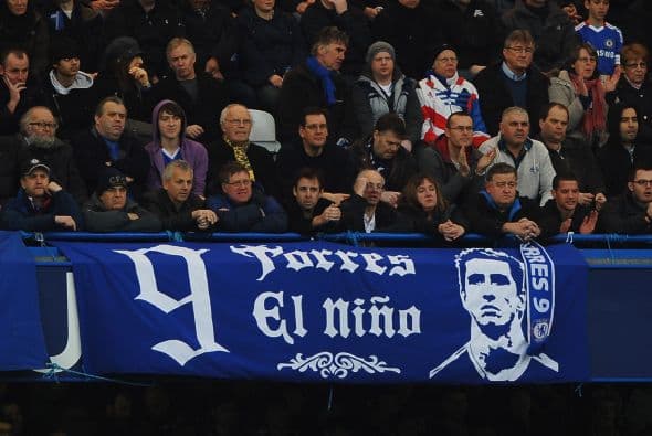 Las tribunas de Stamford Bridge lucían mantas en apoyo a su nuevo ídolo.