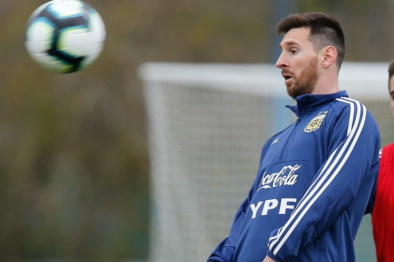 Los dirigidos por Lionel Scaloni realizaron algunos trabajos tácticos en el predio de Ezeiza y luego un partido en espacio reducido. Messi, líder de esta nueva aventura por un título de Copa América, se lució y fue seguido de cerca hasta por los rivales para sacarse una foto con ellos.