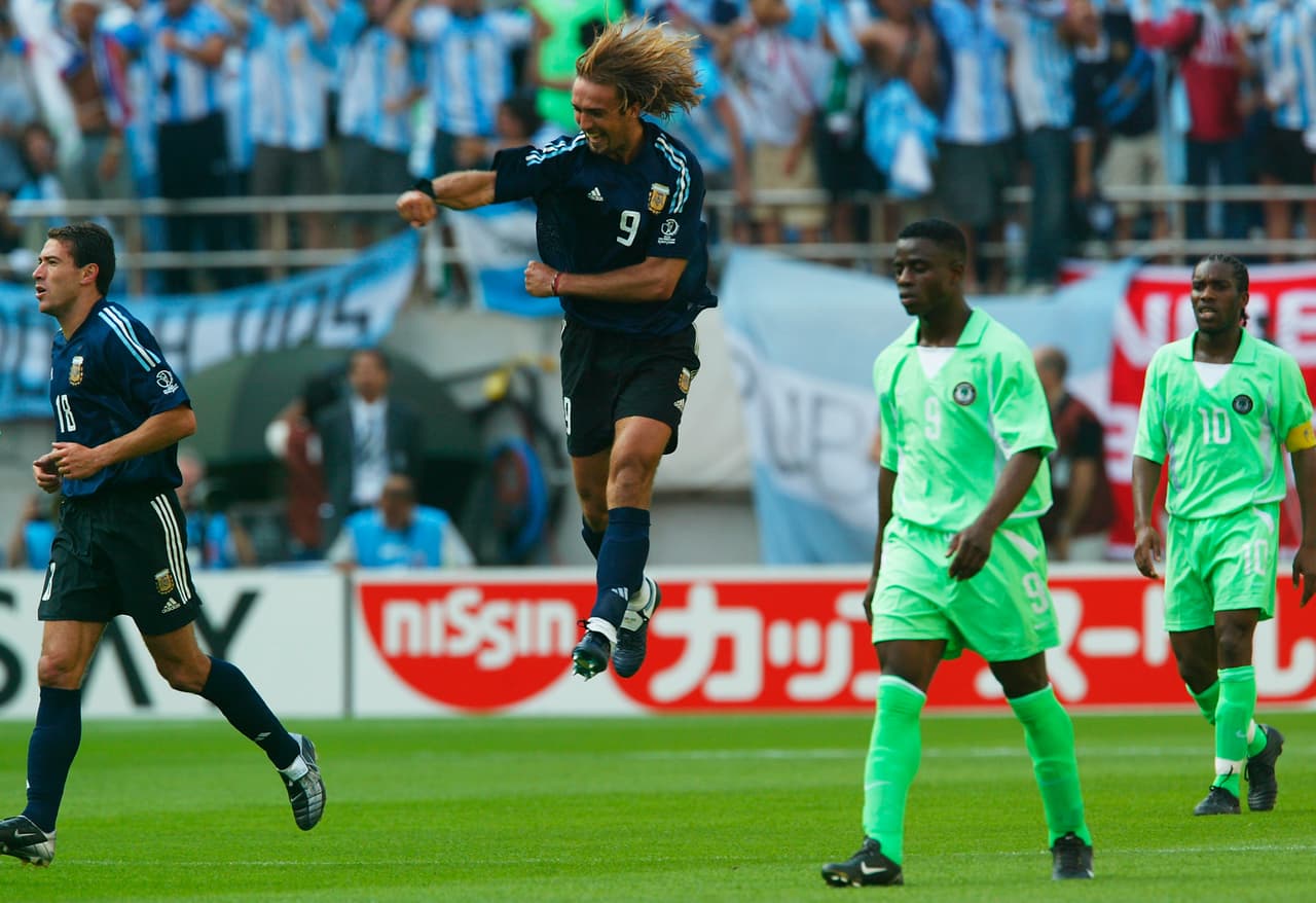 Con un gol suyo, Argentina venció a Nigeria en el primer partido de un grupo compartido con Inglaterra y Suecia.