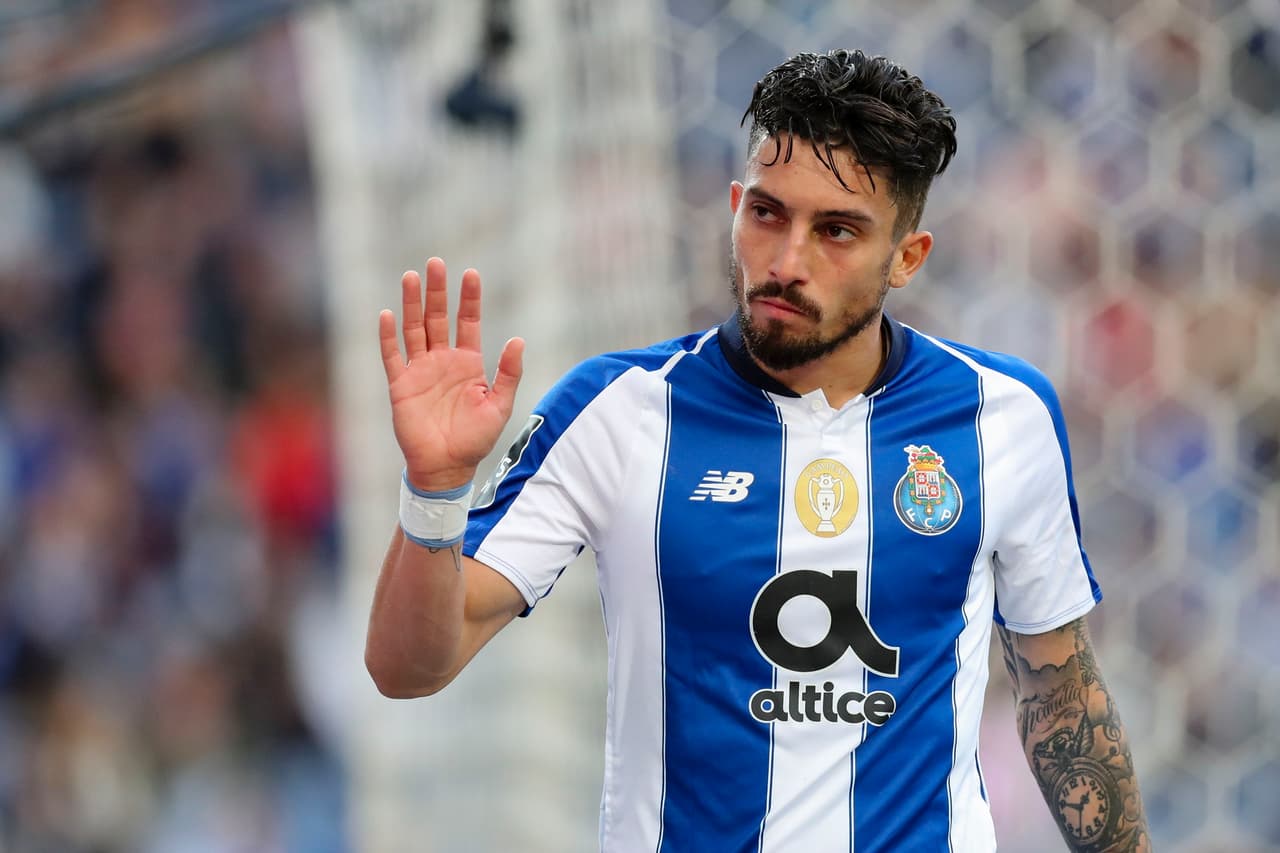 Porto ganó 2-1 contra Sporting de Lisboa, pero no le alcanzó para arrebatarle el primer lugar a Benfica, campeón en Portugal, en una jornada agridulce para los mexicanos, con gol de Héctor Herrera en su despedida y expulsión de Jesús Corona.