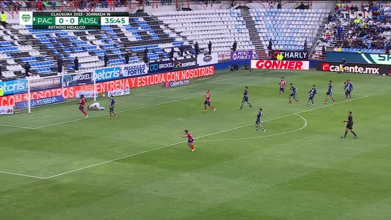 ¡CERCA! Vitinho disparó que se estrella en el poste.