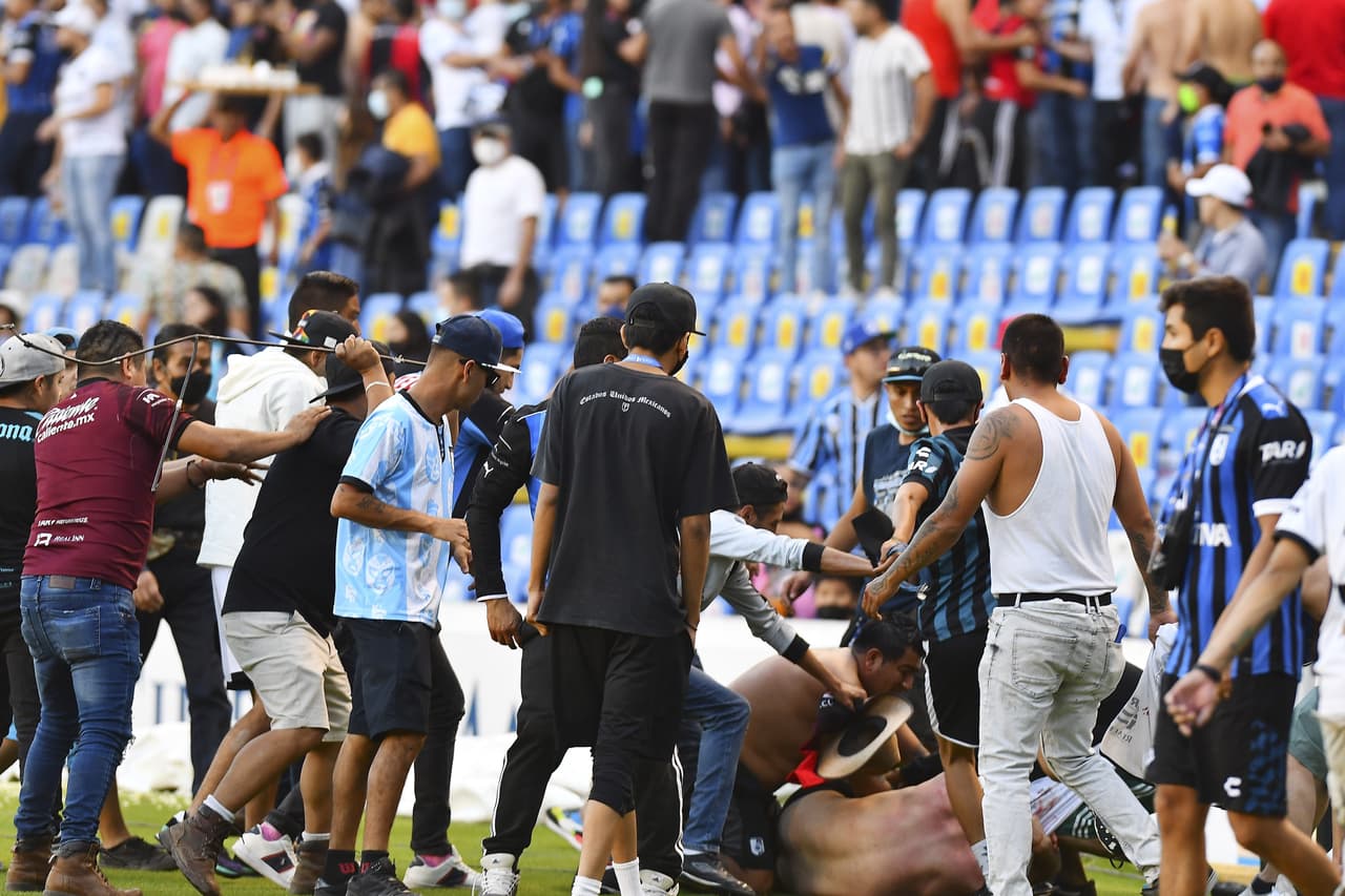 Corría el minuto 60 del partido entre Atlas y Querétaro cuando la violencia se desató en la tribuna, aficionados invadieron la cancha y luego las barras hicieron lo propio en penosas imágenes.