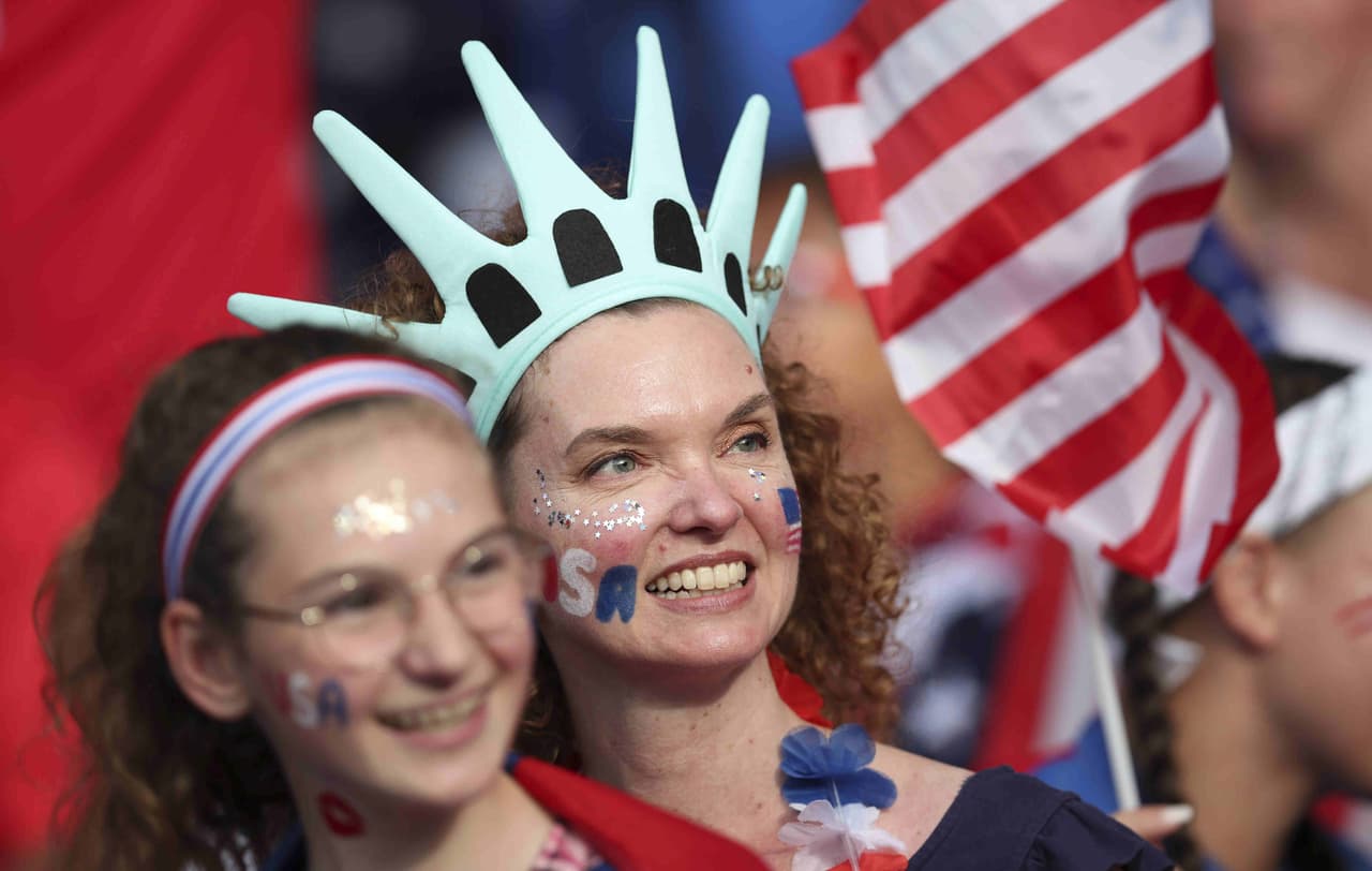 El Parque de los Príncipes fue el escenario para este duelo de Cuartos de Final del Mundial Femenino entre la local, Francia, y Estados Unidos. Para muchos se trata de una Final adelantada, por lo que la alegría entre los fanáticos no se hizo esperar.