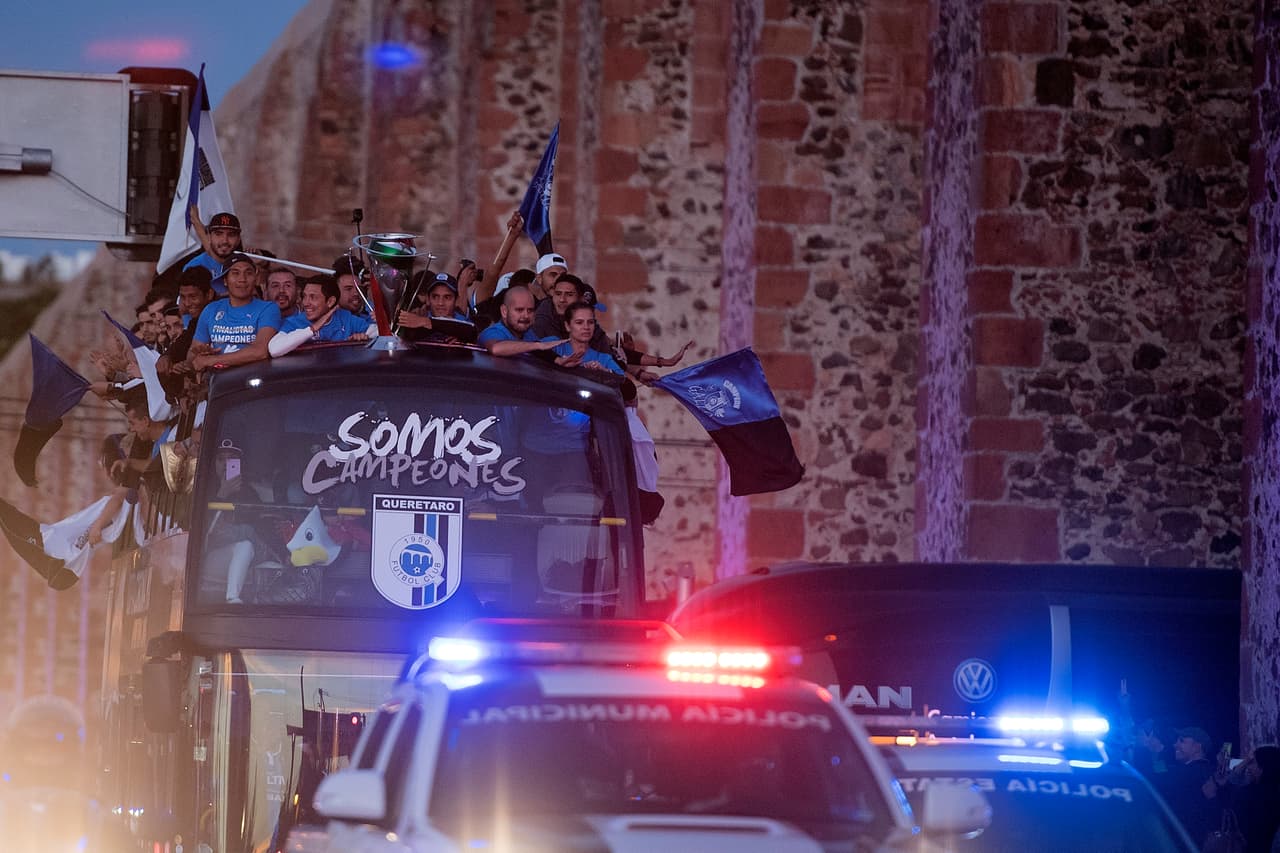 Los nombres de Tiago Volpi, Camilo Sanvezzo, Carlos Fierro, Jonathan Bornstein, Yerson Candelo y otros más fueron coreados en todo momento por sus seguidores, quienes han mostrado fidelidad al paso de los años.