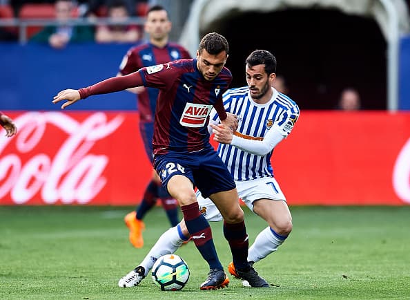 Álvaro Odriozola tuvo la llegada de mayor peligro para la Real Sociedad pero su disparo salió desviado de la portería rival.