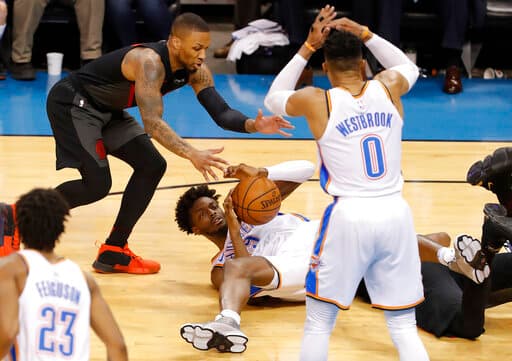 En el piso yace Jerami Grant,en una estampa que da cuenta de la intensidad defensiva que le puso esta noche Portland.