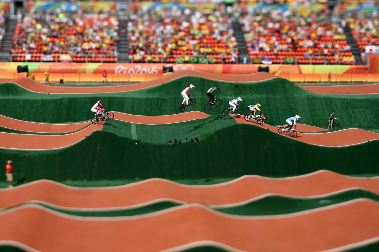 Momento en que el canadiense Tory Nyhaug lidera la competencia de cuartos de final de BMX.