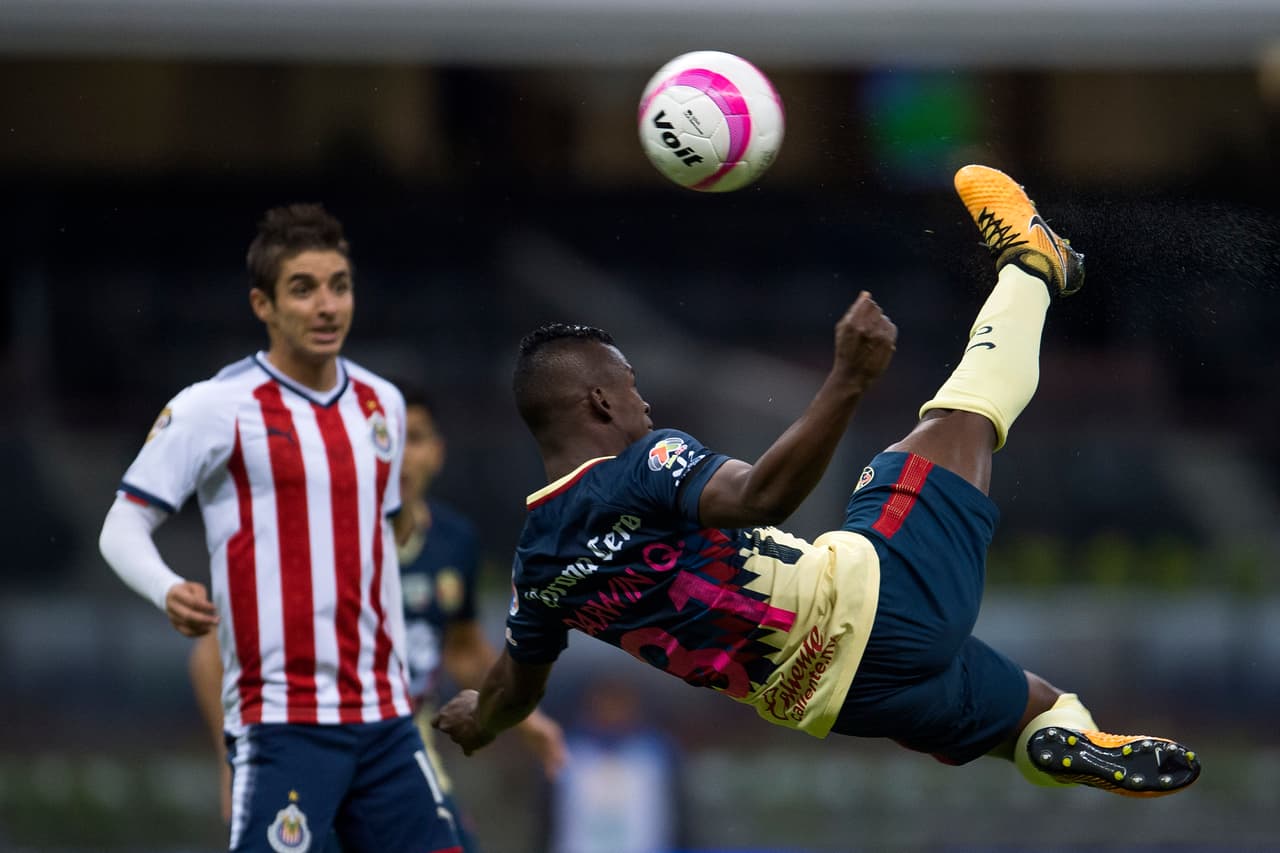 Darwin Quintero intentó un remate espectacular antes de los 10 minutos de juego.