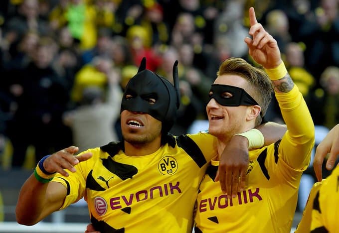 En uno de los peores momentos del Borussia Dortmund, en los años recientes, Batman se apareció para marcar, encabezar la victoria y quedarse en el recuerdo de la afición. Te contamos la genialidad de Pierre-Emerick Aubameyang y Marco Reus.
