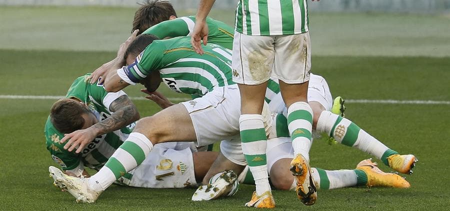 Cayó el empate en el Gran Derbi, donde se enfrentaron el Real Betis y Sevilla, con marcador 1-1. El primer gol cayó por parte de Suso al minuto 48, pero seguido a éste, los verdiblancos igualaron el partido gracias a la anotación de Sergio Canales. El mexicano Diego Lainez fue titular durante el encuentro.